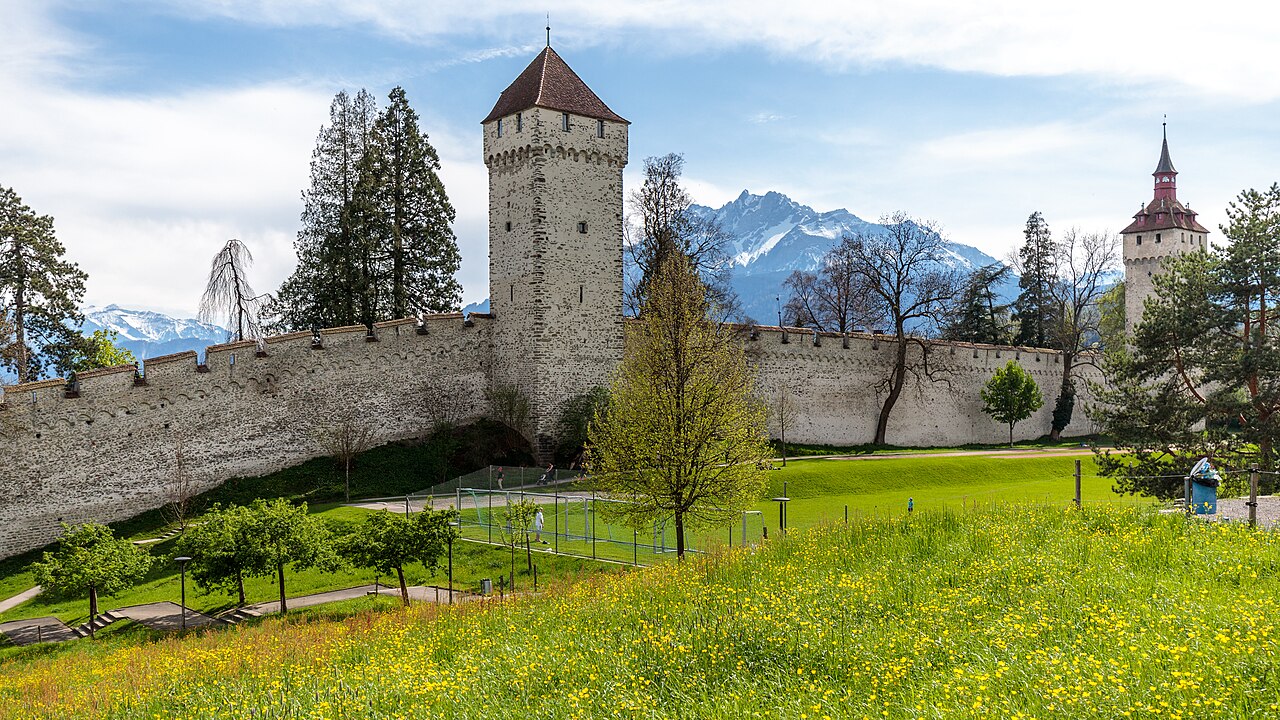 Museggmauer mit Zytturm und Wachturm im Frühling