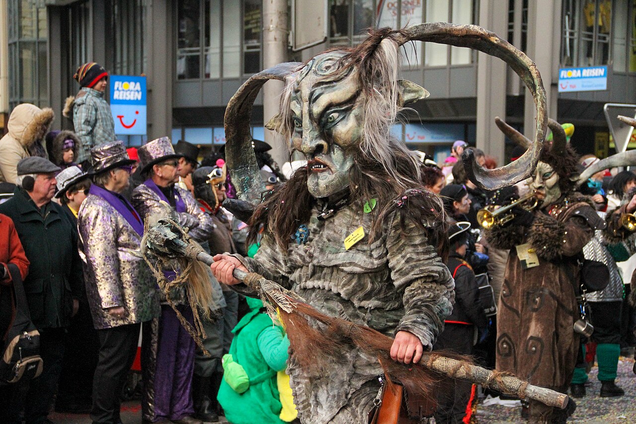 Maskierte Figur mit Hörnern am Umzug der Luzerner Fasnacht