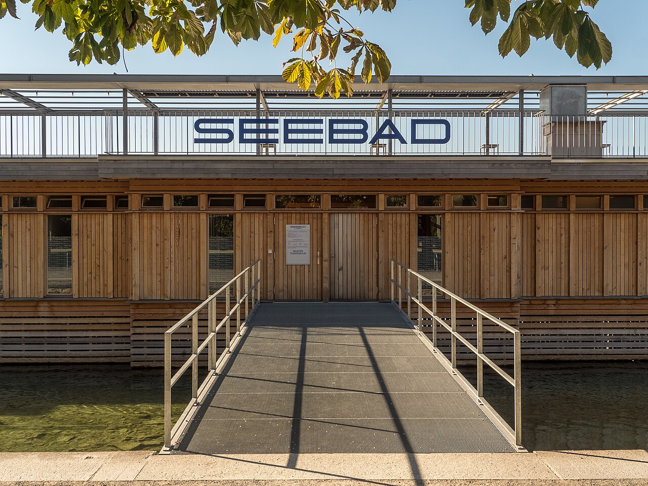 Eingang zum Seebad Luzern mit Steg